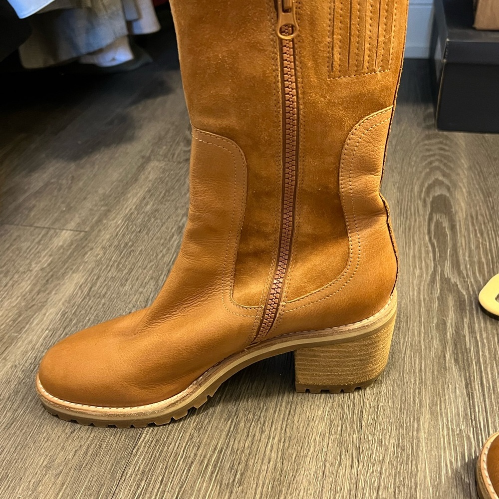 Elegant Tan Heeled Boots - Picture 4 of 5